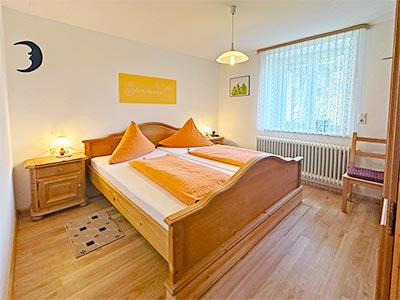 Schlafzimmer mit Doppelbett