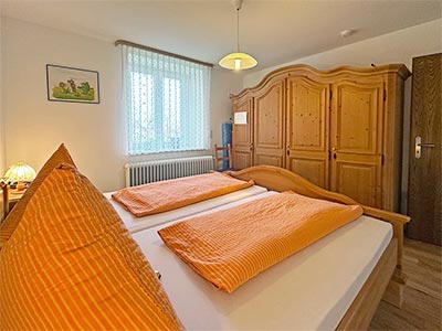 Schlafzimmer mit Doppelbett