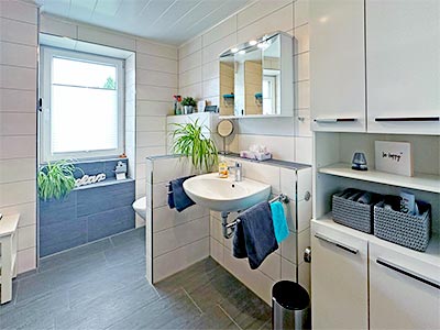 Bad mit Dusche und WC