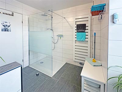 Bad mit Dusche und WC