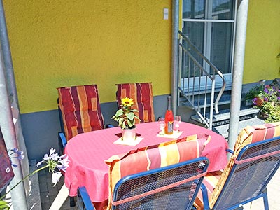 Sitzecke vor dem Haus