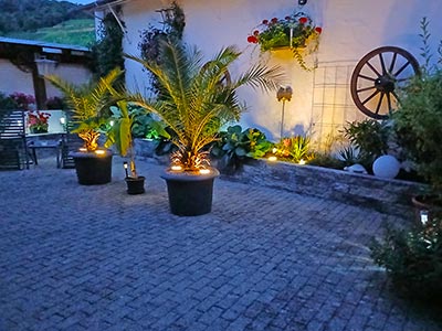 Unser beleuchteter Innenhof am Abend